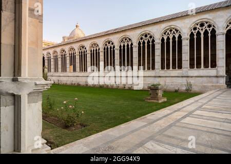 Pise, Italie-octobre 21, 2018:flânant dans le cimetière de Pise, dans la célèbre Piazza dei Miracoli pendant le coucher du soleil Banque D'Images