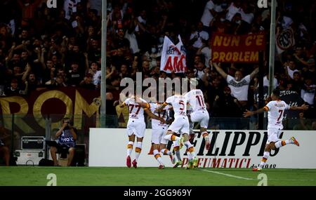 SALERNO, ITALIE - AOÛT 29: Jordan Veretout of AS Roma fête avec des copains après avoir mis son but, pendant la série UN match entre les États-Unis Salernitana et COMME Roma au Stadio Arechi le 29 août 2021 à Salerne, . (Photo par MB Media) Banque D'Images