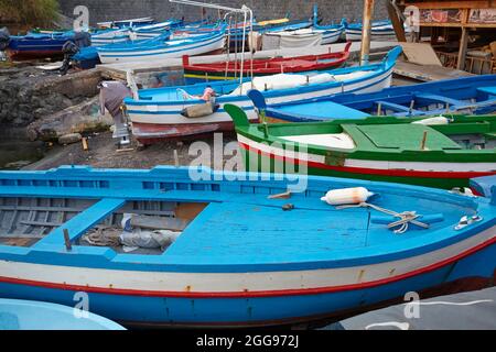 Bateaux dans le petit port de Aci Trezza, Sicile, Italie Banque D'Images