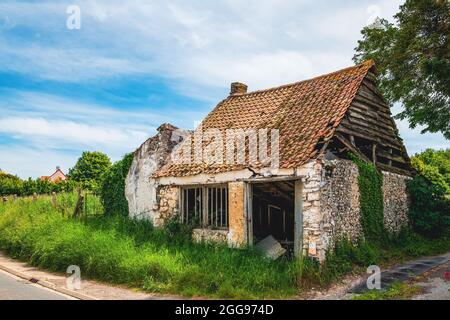 Maison en ruines dans la campagne Banque D'Images