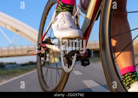 Chaussures de vélo prêtes pour le cyclisme en plein air. Sports et activités de plein air. Gros plan sur les chaussures verrouillées sur les pédales et les chaînes de vélo. Mise au point sélective. Banque D'Images