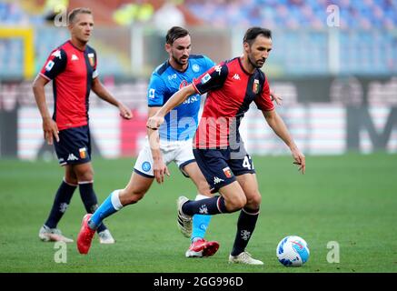 GÊNES, ITALIE - AOÛT 29: Milan Badelj de Gênes CFC concurrence pour le ballon avec Fabian Ruiz de SSC Napoli ,pendant la série UN match entre Gênes CFC et SSC Napoli au Stadio Luigi Ferraris le 29 août 2021 à Gênes, . (Photo par MB Media) Banque D'Images