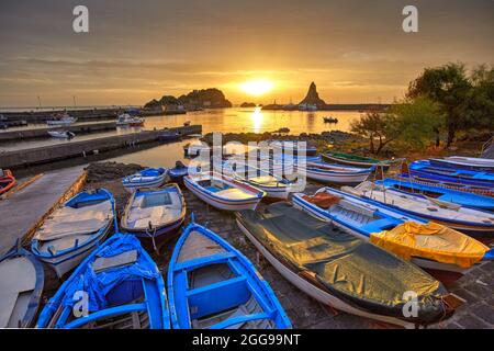 Le petit port de Aci Trezza, Sicile, Italie Banque D'Images