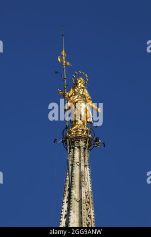 La Madonnina statue de la Vierge Marie au sommet de la cathédrale de Milan, Italie. Banque D'Images