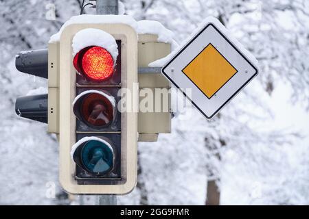 Gros plan sur les feux de circulation de couleur rouge à la circulation sur la rue lors d'une journée hivernale glacielle. Vu en Allemagne en février Banque D'Images