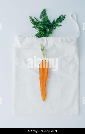 Carottes dans la section sur un sac textile. Concept créatif de sacs écologiques et sauver le monde des déchets de plastique. Photo de haute qualité Banque D'Images