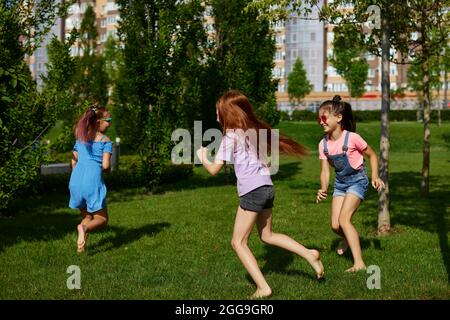 joyeux enfants filles mignon courir dans le parc Banque D'Images