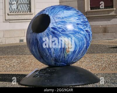 L'exposition en plein air cent globes pour l'environnement dans les rues du centre et de la banlieue de Milan, par les étudiants de Brera accademy. Banque D'Images