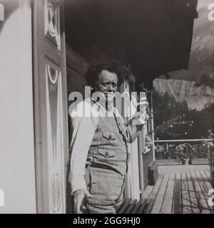 Willem Mengelberg (1871-1951), chef du Concertgebouw Royal Orchestra Amsterdam de 1895 à 1944, dans son chalet suisse des années 1930. 'Chasa Mengelberg', qu'il a construit en 1910/1911, se trouve à Zuort, Unterengadin près de VNA et envoyé, Suisse. Banque D'Images