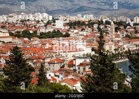 Vue panoramique touristique sur la ville de Split, Croatie, depuis le point d'observation sur la colline Banque D'Images