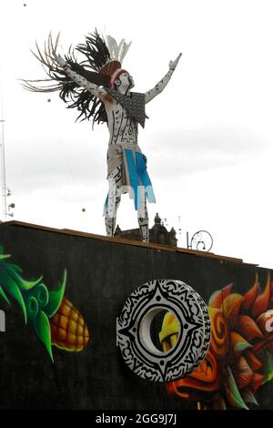 Un homme habillé comme guerrier aztèque prend part à une cérémonie avant le jeu de balle traditionnel Mexica préhispanique Tlachtli dans le cadre des célébrations de la résistance indigène à Zocalo le 28 août 2021 à Mexico, Mexique. Photo de Martin Gonzalez/Eyepix Group/ABACAPRESS.COM Banque D'Images