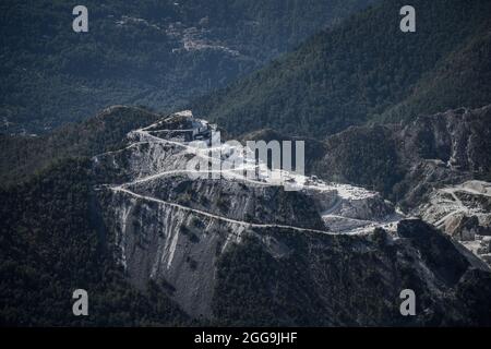 CARRARA, TOSCANE - ITALIE 2021: VUE SUR LES CARRIÈRES DES ALPES APUANES DÉTRUITES PAR EXTRACTION DE MARBRE. Banque D'Images