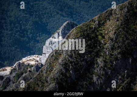 CARRARA, TOSCANE - ITALIE 2021: VUE SUR LES CARRIÈRES DES ALPES APUANES DÉTRUITES PAR EXTRACTION DE MARBRE. Banque D'Images