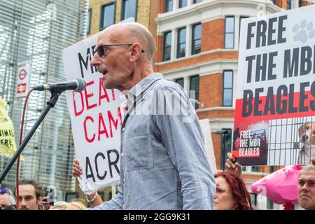 LONDRES, ANGLETERRE- 28 août 2021 : Mel Broughton s'exprimant en tant que protestation de la rébellion animale pour libérer les Beagles MBR Banque D'Images