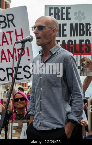 LONDRES, ANGLETERRE- 28 août 2021 : Mel Broughton s'exprimant en tant que protestation de la rébellion animale pour libérer les Beagles MBR Banque D'Images