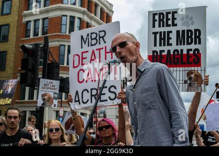 LONDRES, ANGLETERRE- 28 août 2021 : Mel Broughton s'exprimant en tant que protestation de la rébellion animale pour libérer les Beagles MBR Banque D'Images