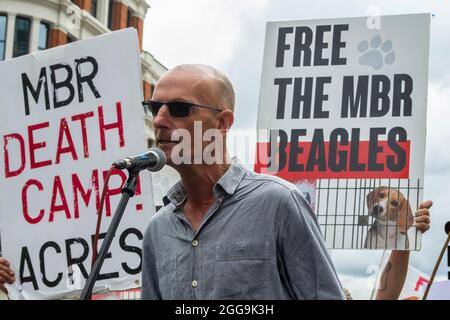 LONDRES, ANGLETERRE- 28 août 2021 : Mel Broughton s'exprimant en tant que protestation de la rébellion animale pour libérer les Beagles MBR Banque D'Images