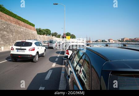 Circulation routière dans les rues de la ville de Zadar, Croatie. Banque D'Images