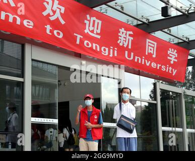 (210830) -- SHANGHAI, le 30 août 2021 (Xinhua) -- Peng Chao arrive à l'École de droit de l'Université de Tongji à Shanghai, en Chine orientale, le 29 août 2021. Alors que l'Université de Tongji a accueilli ses nouveaux étudiants dimanche, Peng Chao, un nouveau venu prêt pour l'étude postuniversitaire, est arrivé au comptoir d'inscription pour passer par le processus, en commençant sa poursuite d'un master. Peng s'est fait mutilé dans un accident et a perdu les deux armes à l'âge de 6 ans. Au lieu d'être frappé par le revers, Peng a surmonté les difficultés et a obtenu sa licence à la faculté de droit de l'université de Sichuan. Cette année comme il diplômé Banque D'Images