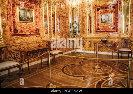 Saint-Pétersbourg, Russie - août 2021 : salle Ambre intérieure, palais Catherine. Photo de haute qualité Banque D'Images