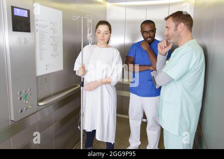 les médecins et les femmes sont en ascenseur Banque D'Images