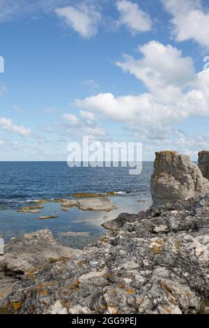 Piles de mer à Digerhuvud sur l'île de Fårö, Gotland, Suède Banque D'Images