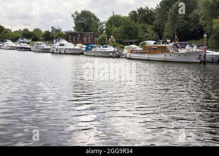 des bateaux amarrés à sunbury sur la tamise à surrey Banque D'Images