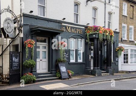 le pub magpie dans le bas sunbury sur la tamise à surrey Banque D'Images