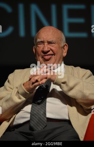 FORT LAUDERDALE, FL - 23 OCTOBRE : l'acteur Ed Asner reçoit le prix FLiFF Lifetime Achievement Award au 28e Festival international du film de fort Lauderdale au cinéma Paradiso. La représentation en direct de M. Asner d'une scène de FDR, suivie d'une séance de questions-RÉPONSES modérée sur sa carrière. Edward Asner (né le 15 novembre 1929), communément appelé Ed Asner, est un acteur américain de cinéma, télévision, scène et voix et ancien président de la Screen Actors Guild. Il est surtout connu pour son rôle de Lou Grant, lauréat du prix Emmy, dans les années 1970 et au début des années 1980, à la fois pour le Mary Tyler Moore Show et ses s Banque D'Images