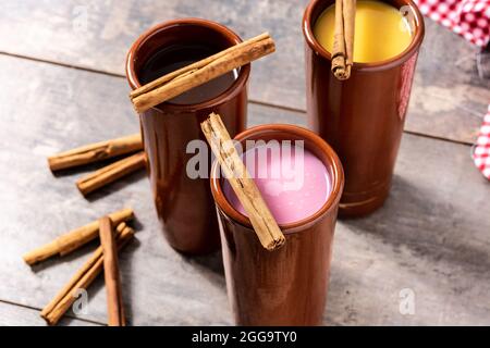 Un verre à l'atole mexicain traditionnel sur une table en bois rustique Banque D'Images