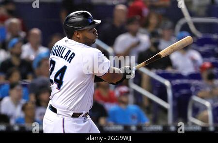 Miami, États-Unis. 29 août 2021. Le premier basan de Miami Marlins Jesus Aguilar (24) atteint un single lors du premier repas contre les Cincinnati Reds au loanDepot Park le dimanche 29 août 2021 à Miami, Floride. (Photo de David Santiago/Miami Herald/TNS/Sipa USA) Credit: SIPA USA/Alay Live News Banque D'Images