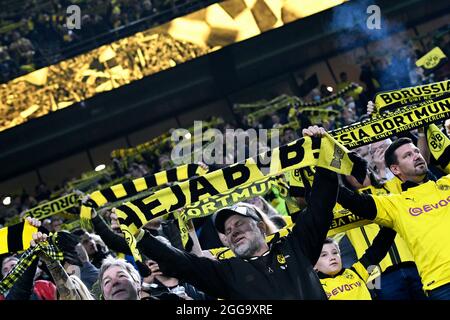 Match de Bundesliga au signal Iduna Park Dortmund: Bor. Dortmund contre TSG Hoffenheim; fans de BVB avec leurs foulards. Banque D'Images