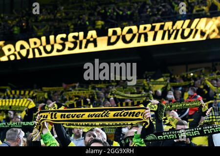 Match de Bundesliga au signal Iduna Park Dortmund: Bor. Dortmund contre TSG Hoffenheim; fans de BVB avec leurs foulards. Banque D'Images