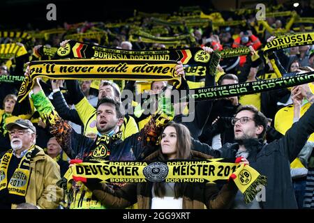 Match de Bundesliga au signal Iduna Park Dortmund: Bor. Dortmund contre TSG Hoffenheim; fans de BVB avec leurs foulards. Banque D'Images