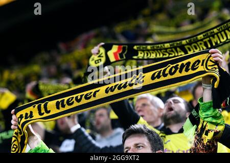 Match de Bundesliga au signal Iduna Park Dortmund: Bor. Dortmund contre TSG Hoffenheim; fans de BVB avec leurs foulards. Banque D'Images