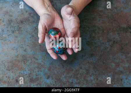 Femme adulte mains s'extirper pour le stress avec des boules de baoding chinois Banque D'Images