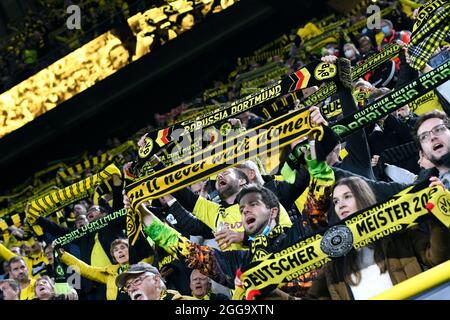 Match de Bundesliga au signal Iduna Park Dortmund: Bor. Dortmund contre TSG Hoffenheim; fans de BVB avec leurs foulards. Banque D'Images