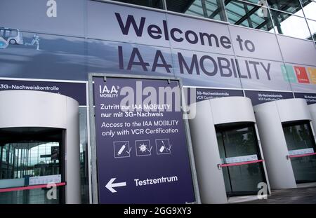 Munich, Allemagne. 30 août 2021. Un panneau indiquant « Welcome to IAA Mobility » se trouve à l'entrée de Messe München. Le salon IAA Mobility 2021 doit se tenir à Munich du 07-12 au 22 septembre 2021. Credit: Sven Hoppe/dpa/Alay Live News Banque D'Images