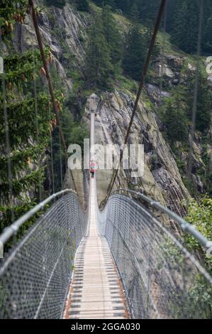 Impressionnant pont suspendu Aspi-Titter entre Bellwald et Fiesch en Valais Banque D'Images