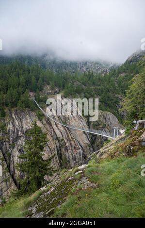 Impressionnant pont suspendu Aspi-Titter entre Bellwald et Fiesch en Valais Banque D'Images