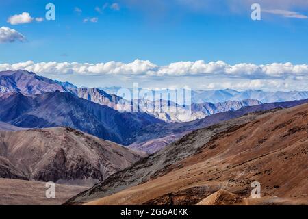 Vue près de Tanglang la Pass dans l'Himalaya Banque D'Images