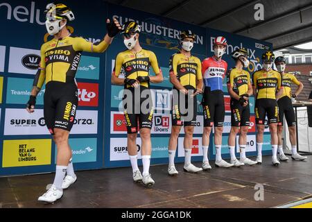 Équipe Jumbo-Visma pilotes photographiés au début de la première étape de la visite à vélo du Benelux, à 169,6 km de Surhuisterveen à Dokkum, à Dokkum, dans le N Banque D'Images