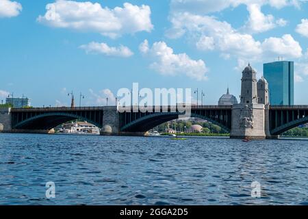 Le pont Longfellow est un pont d'arche en acier qui enjambe la rivière Charles pour relier le quartier Beacon Hill de Boston à la zone de Kendall Square Banque D'Images