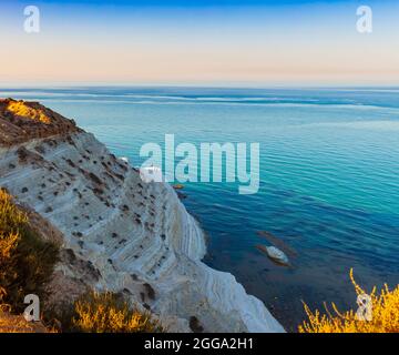 Vue de dessus des falaises blanches de calcaire à la Scala dei Turchi en escalier anglais des Turcs près de Realmonte dans la province d'Agrigento. Sicile, Italie Banque D'Images