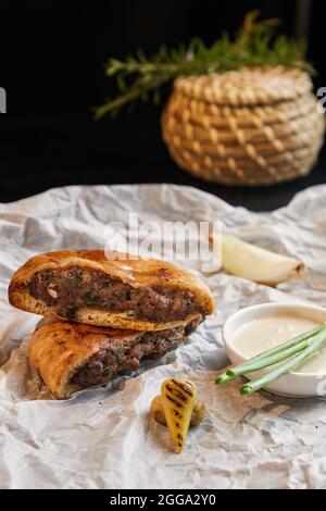 cuisine arabe traditionnelle arais. kebab grillé dans une pita Banque D'Images