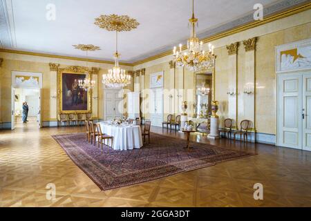 30 août 2021, Hessen, Bad Homburg VOR Der Höhe: Le tapis original dans la salle à manger de l'aile royale du palais ne peut pas être entré par les visiteurs. Bad Homburg Palace abrite les seuls appartements impériaux conservés en Allemagne. Après dix ans de restauration, la soi-disant aile royale doit être rouverte au public au début du mois de septembre. Photo: Andreas Arnold/dpa Banque D'Images