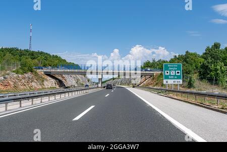 Pont routier et voitures sur la route, à Rijeka, Croatie. Banque D'Images