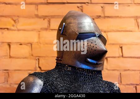 Armure de casque de chevalier de fer médiéval ancien pour la protection des guerriers anciens au combat. Équipement de défense en métal lourd traditionnel pour les chasseurs d'autrefois Banque D'Images