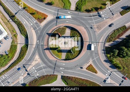 Vue aérienne de l'échangeur de transport. Des voitures circulent au rond-point sur les sentiers pédestres et cyclables. Le design moderne des rues en Fi Banque D'Images