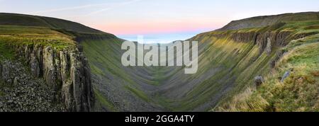 Vue panoramique de la vallée de la High Cup vue de High Cup Nick à Sunrise, North Pennines, Cumbria, Royaume-Uni Banque D'Images